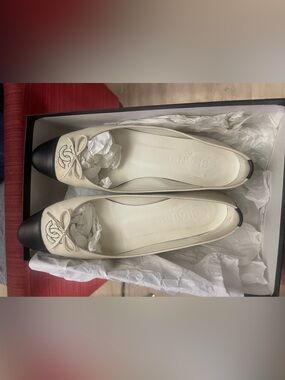 CHANEL Cream Ballerina Flats/Black Cap Toe style G25206Y02156 Karl Lagerfeld